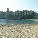 Strand am Hafen und Altstadt von Antibes