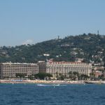 Blick auf Cannes vom Meer