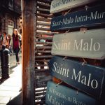 Schilder in der Altstadt von Saint-Malo