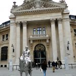 Eingang Bourse de Commerce mit Skulptur von Charles Ray
