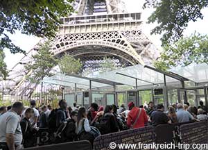 Sicherheitskontrolle Eiffelturm