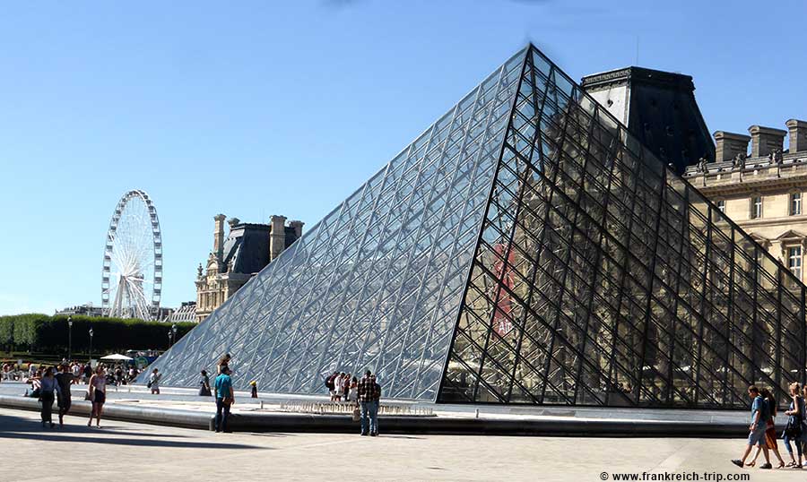 Pyramide Louvre Paris