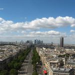 Blick vom Dach des Triumphbogens auf den Grossen Triumphbogen und La Defense