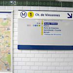 Hinweisschild mit Fahrziel in der Metro