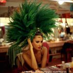 Tänzerin des Moulin Rouge beim Schminken